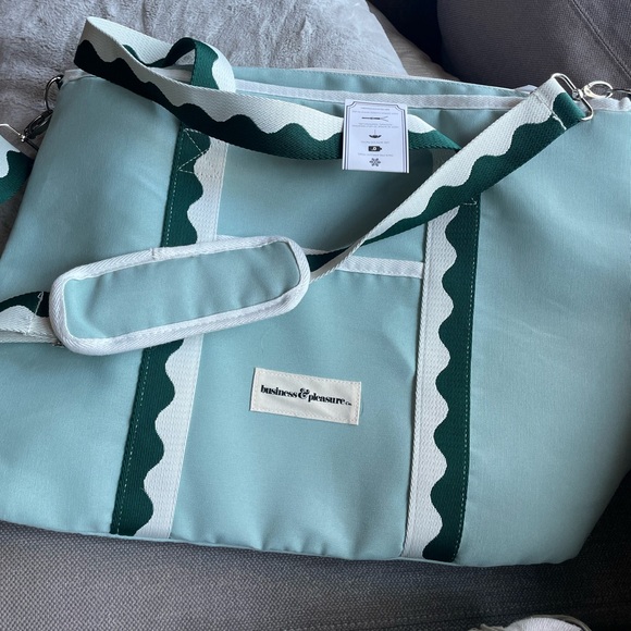 buisness & pleasure Handbags - business & pleasure cooler tote bag NWT